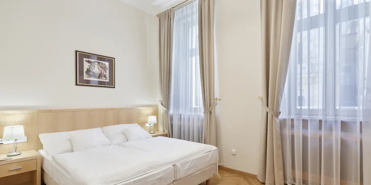 Všetky izby sú zariadené v svetlých prírodných farbách, majú satelitnú TV, minibar a Wi-Fi.