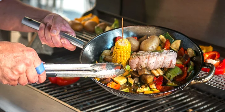 Grilování na zahradě dejvické restaurace: variace steaků a domácí limonáda pro 2