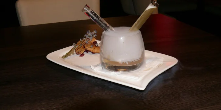 Dva molekulární drinky dle vlastního výběru nebo maxi kýbl pro partu