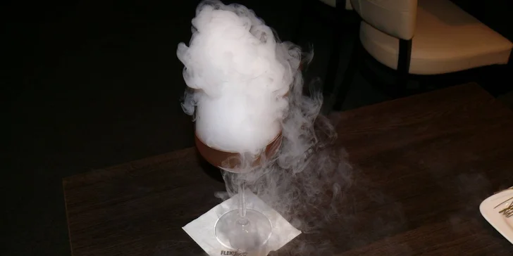 Dva molekulární drinky dle vlastního výběru nebo maxi kýbl pro partu