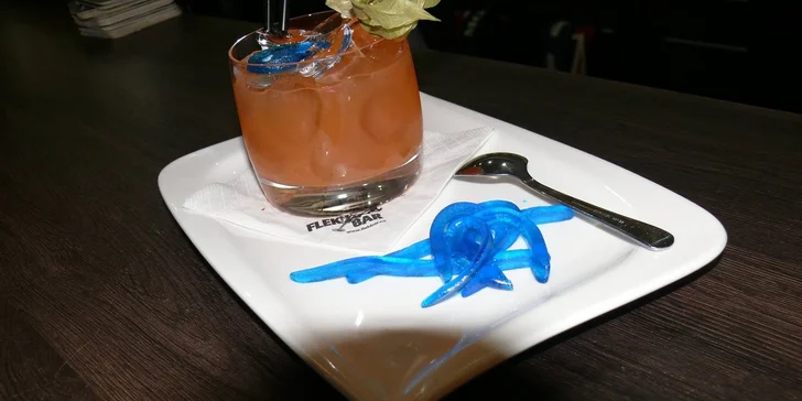 Dva molekulární drinky dle vlastního výběru nebo maxi kýbl pro partu