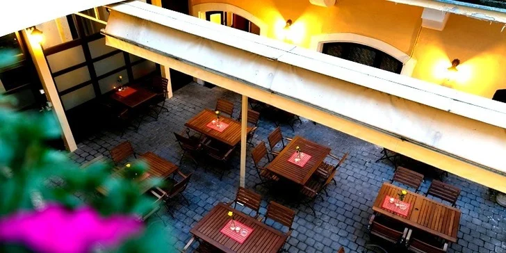 Sladká pauza v restauraci U Lilie - horký nápoj a tiramisu pro 1 či 2 osoby