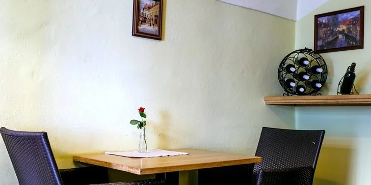 Sladká pauza v restauraci U Lilie - horký nápoj a tiramisu pro 1 či 2 osoby