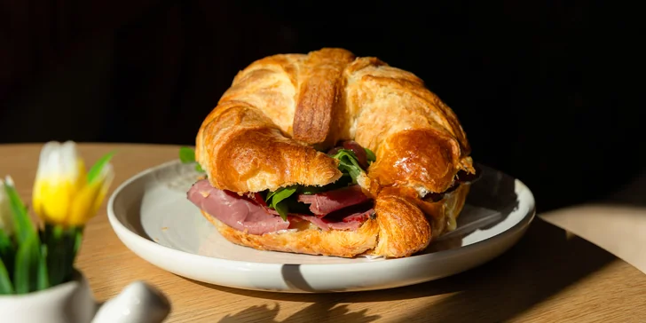 2× hovädzie pastrami v čerstvom croissante: s medovo-horčicovou majonézou a čatní