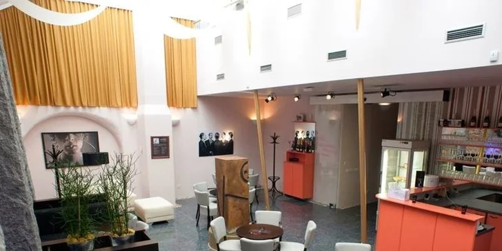 Horký nápoj s delikátním dezertem v Level Lounge