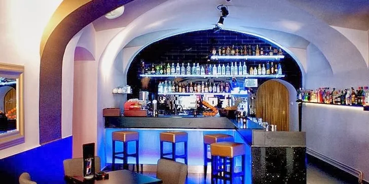 Horký nápoj s delikátním dezertem v Level Lounge