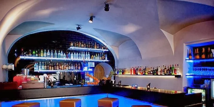 Horký nápoj s delikátním dezertem v Level Lounge