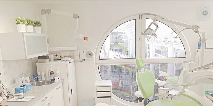 Dentální hygiena či bělení zubů na klinice AmraDent