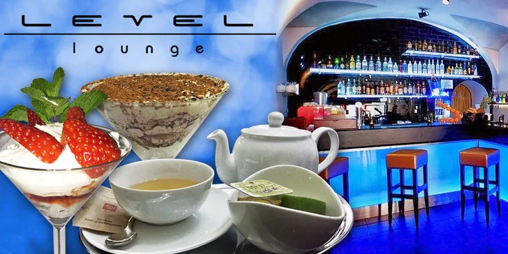 Horký nápoj s delikátním dezertem v Level Lounge