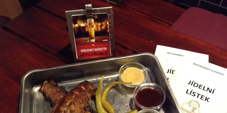 Skvělá kuřecí křidélka, pečená žebra, hamburger nebo mini řízečky v restauraci U Kotvy