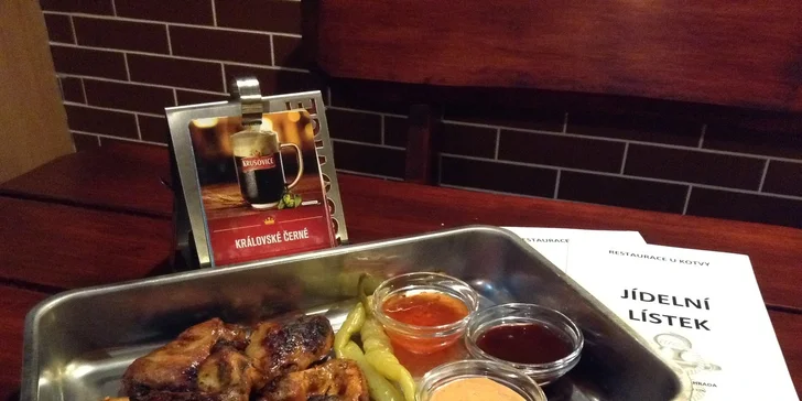 Skvělá kuřecí křidélka, pečená žebra, hamburger nebo mini řízečky v restauraci U Kotvy