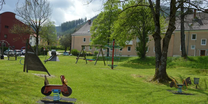 K relaxaci zve velká zahrada s dětským hřištěm.