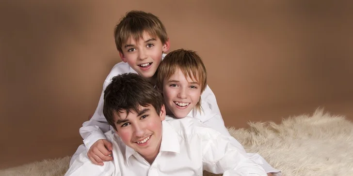 Postavte se před objektiv fotoaparátu