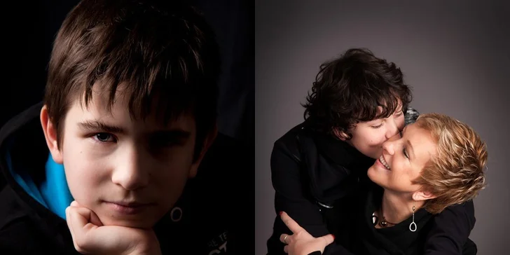 Postavte se před objektiv fotoaparátu