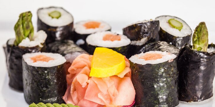 Degustační sushi menu v japonské restauraci