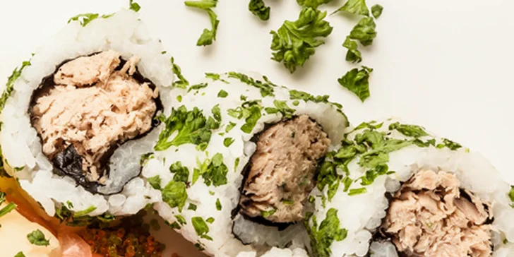 Degustační sushi menu v japonské restauraci