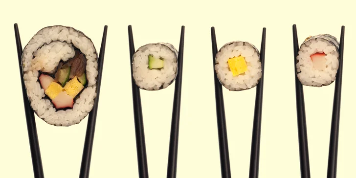 Set plný sushi lahůdek s rozvozem až domů