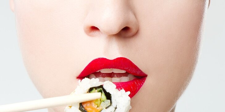 Set plný sushi lahůdek s rozvozem až domů