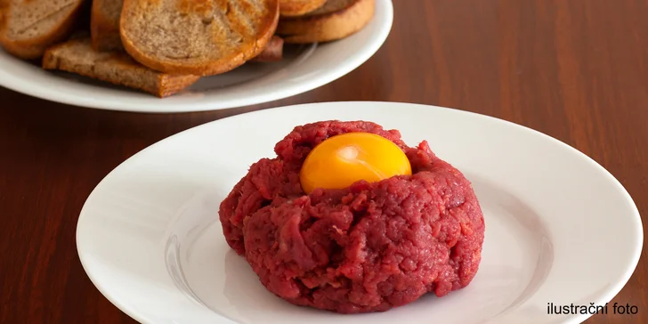 Malý nebo půlkilový hovězí tatarák v moderní restauraci v centru Klatov