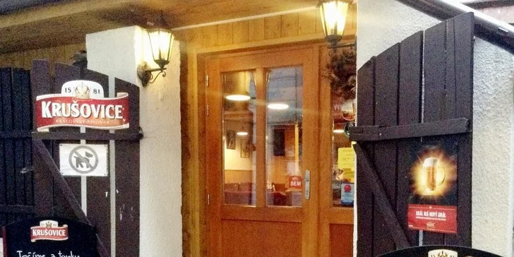 Skvělá kuřecí křidélka, pečená žebra, hamburger nebo mini řízečky v restauraci U Kotvy