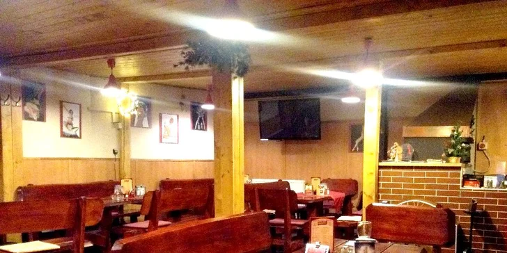 Skvělá kuřecí křidélka, pečená žebra, hamburger nebo mini řízečky v restauraci U Kotvy