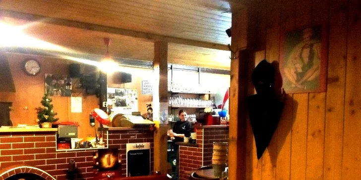 Skvělá kuřecí křidélka, pečená žebra, hamburger nebo mini řízečky v restauraci U Kotvy