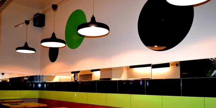 Crazy wok - nudle s tofu, kuřecím nebo hovězím masem (omáčka a pití v ceně)