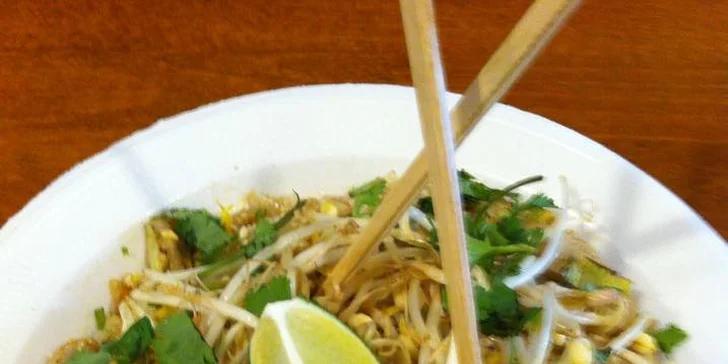 Crazy wok - nudle s tofu, kuřecím nebo hovězím masem (omáčka a pití v ceně)
