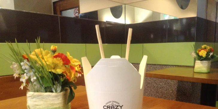 Crazy wok - nudle s tofu, kuřecím nebo hovězím masem (omáčka a pití v ceně)