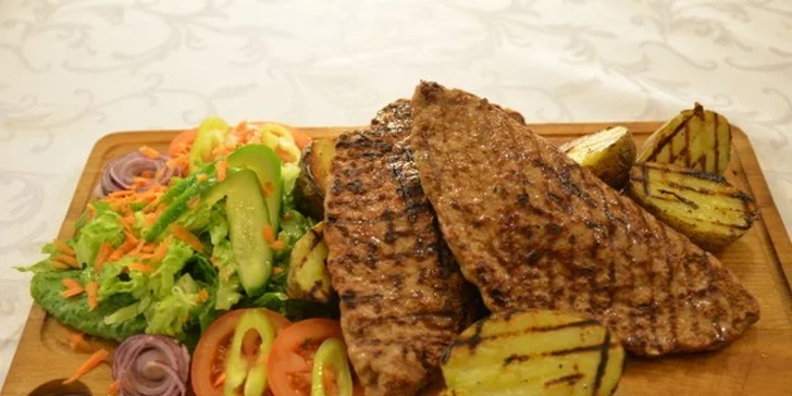 Výběr ze dvou šťavnatých balkánských menu pro 2 osoby