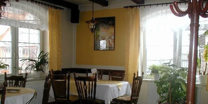 Kotleta se sázeným vejcem, slaninou, bůčkem i zelím a chleba se škvarky