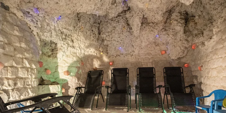 Pláty soli jsou přivezené od Mrtvého, Černého i Baltského moře a sůl z Himálají.