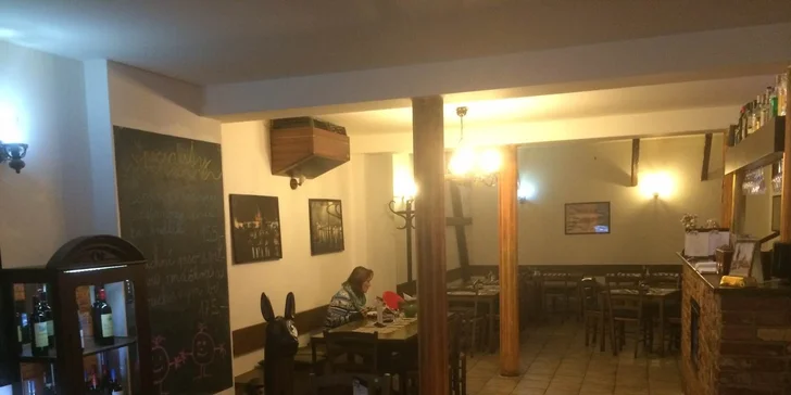 Dva poctivé cheeseburgery s hranolky v restauraci U Zlaté Cihly