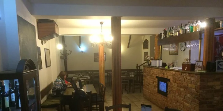 Dva poctivé cheeseburgery s hranolky v restauraci U Zlaté Cihly