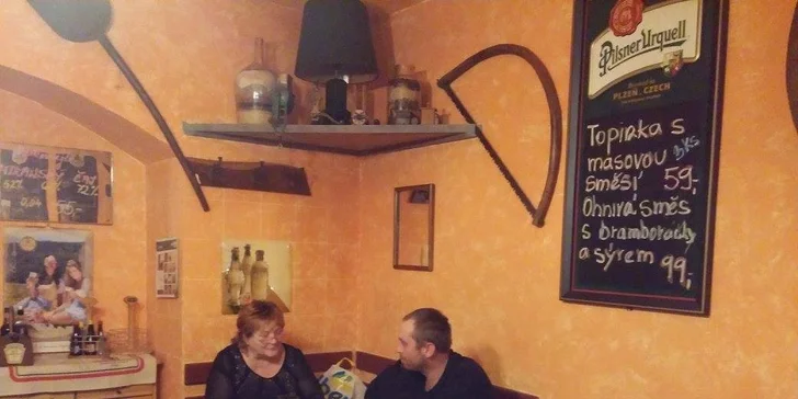 Pekáč plný pečeného masa v žižkovské hospůdce