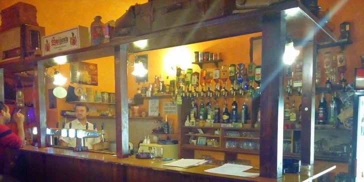 Pekáč plný pečeného masa v žižkovské hospůdce