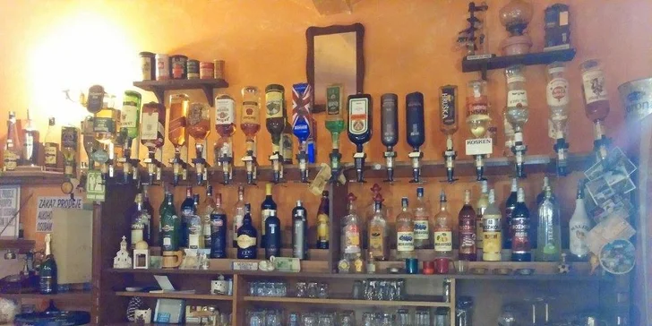 Pekáč plný pečeného masa v žižkovské hospůdce
