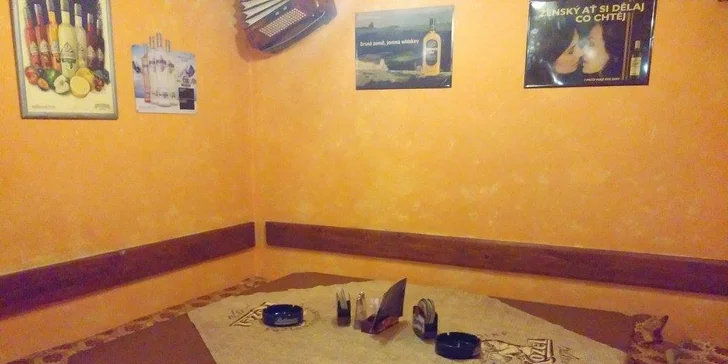 Pekáč plný pečeného masa v žižkovské hospůdce