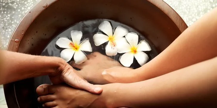 Klasická nebo wellness pedikúra v salonu Monabella v Třinci
