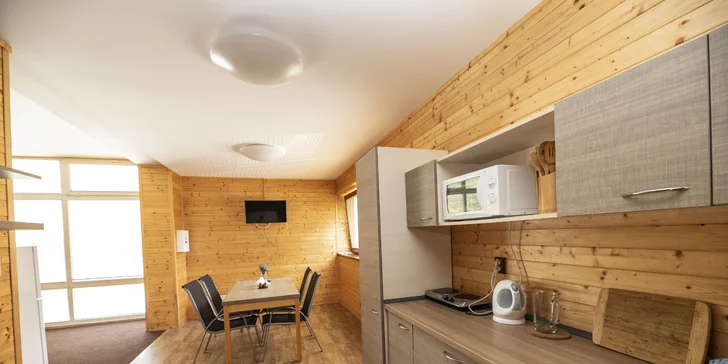 V každom apartmáne je kuchynský kút a jedálenský priestor.