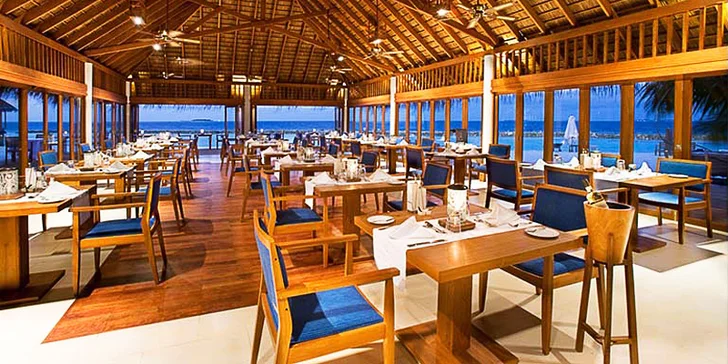 Součástí areálu je restaurace, bar, posilovna, lázně, kam si můžete zajít na uvolňující masáž, i koutek pro děti.
