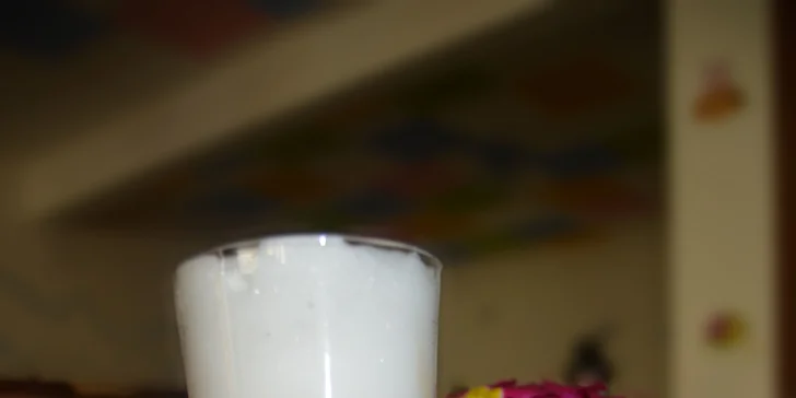 Dvě kávy a dva zákusky v kavárně s dětským koutkem