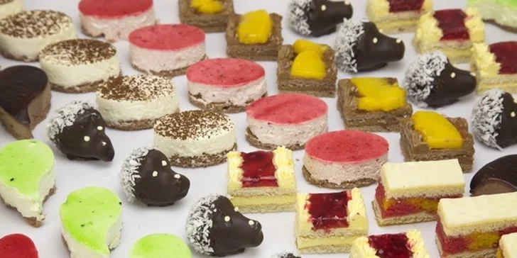Pohoštění na vánoční párty z Golden Pacific - kanapky, minidezerty i cukroví