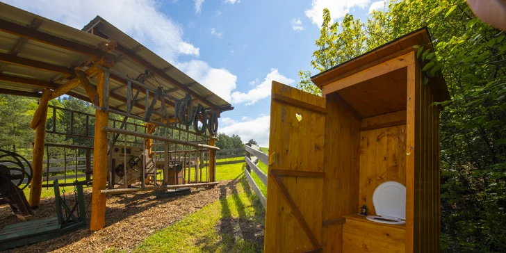 K dispozícii je samostatná toaleta (chemické WC) a umývadlo so zásobníkom čistej vody, ktorá vystačí na 3 dni