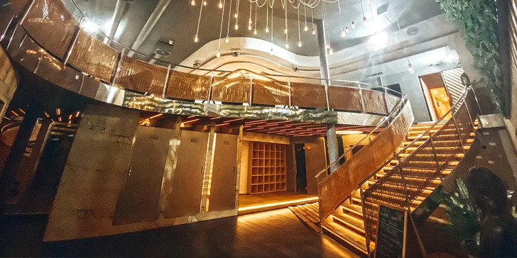 Saunové centrum je dvoupatrové, ve veřejné zóně se nachází příjemný chill bar (je potřeba mít vstupenku do veřejné zóny). 