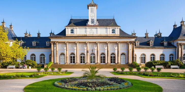 Zámek Vás ohromí svojí rozlehlostí a velkou zámeckou zahradou. Dnes zahrnuje zámecký park šest různě koncipovaných zahrad o celkové rozloze 28 hektarů a prezentuje kolekci rostlin z celého světa. 