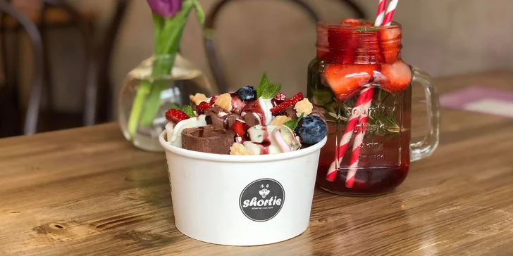 Rolovaná zmrzlina Ice Rolls s posypom a topingom