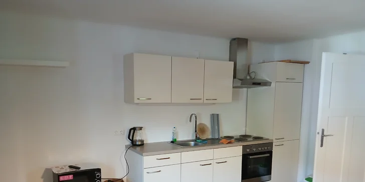 Každý apartmán nabízí obývací místnost s kuchyní.