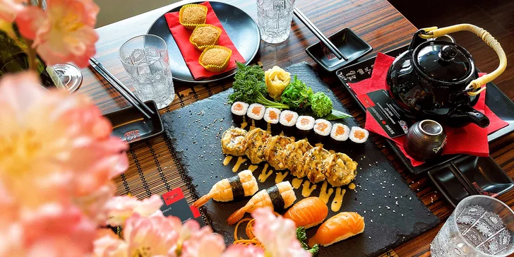 Těšte se na sushi s lososem, krevetami, avokádem i tuňákem (na fotce set s 18 ks). 
