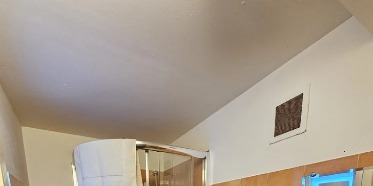 Nechýba ani kúpeľňa, WC, uteráky a posteľná bielizeň.